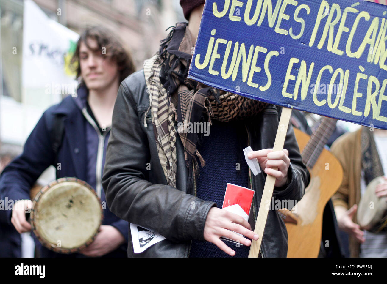 Strasburgo, Francia. Il 31 marzo, 2016. Migliaia di persone hanno marciato oggi in Alsazia contro Bill lavora Myriam El Khomri. Erano circa 80 manifestanti nelle strade di Haguenau questa mattina e quasi 450 in Colmar prima della Prefettura del Haut-Rhin nella tarda mattinata. Questo pomeriggio, 2000 persone erano presenti Place de la Bourse a Mulhouse e Strasburgo, tra 5000 persone, di polizia e di 9000 secondo la CGT hanno marciato per le strade del centro cittadino. Credito: imagespic/Alamy Live News Foto Stock