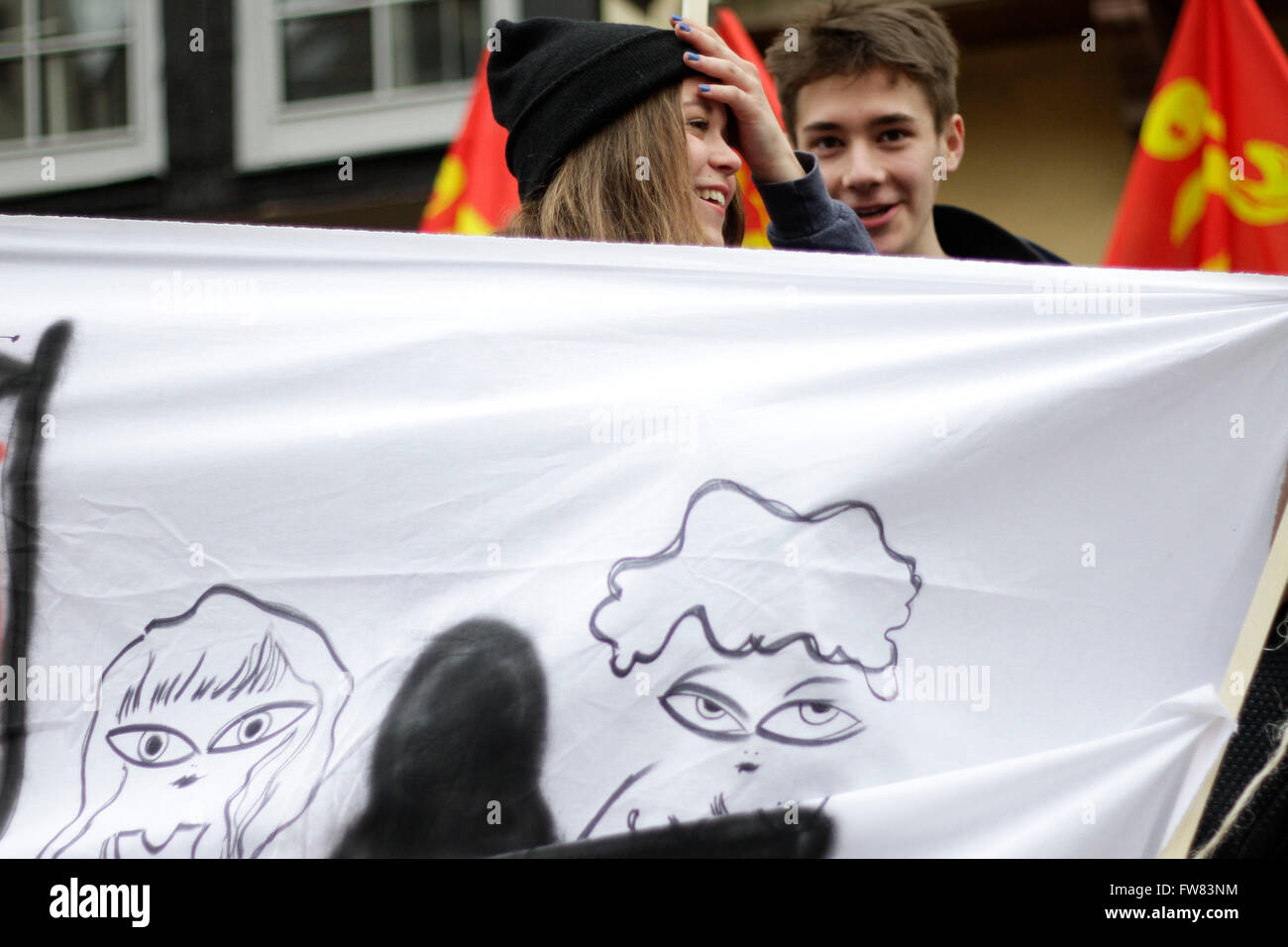 Strasburgo, Francia. Il 31 marzo, 2016. Migliaia di persone hanno marciato oggi in Alsazia contro Bill lavora Myriam El Khomri. Erano circa 80 manifestanti nelle strade di Haguenau questa mattina e quasi 450 in Colmar prima della Prefettura del Haut-Rhin nella tarda mattinata. Questo pomeriggio, 2000 persone erano presenti Place de la Bourse a Mulhouse e Strasburgo, tra 5000 persone, di polizia e di 9000 secondo la CGT hanno marciato per le strade del centro cittadino. Credito: imagespic/Alamy Live News Foto Stock