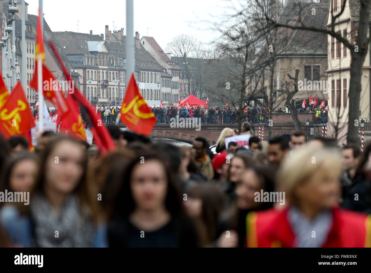 Strasburgo, Francia. Il 31 marzo, 2016. Migliaia di persone hanno marciato oggi in Alsazia contro Bill lavora Myriam El Khomri. Erano circa 80 manifestanti nelle strade di Haguenau questa mattina e quasi 450 in Colmar prima della Prefettura del Haut-Rhin nella tarda mattinata. Questo pomeriggio, 2000 persone erano presenti Place de la Bourse a Mulhouse e Strasburgo, tra 5000 persone, di polizia e di 9000 secondo la CGT hanno marciato per le strade del centro cittadino. Credito: imagespic/Alamy Live News Foto Stock