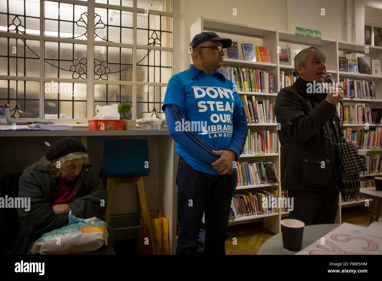 Londra, Regno Unito. Il 31 marzo, 2016. Libreria locale gli utenti occupano la Carnegie Library in Herne Hill, SE24, Lambeth. La libreria è stata supposta per chiudere le sue porte a 6pm ma tale è la rabbia di attivisti locali, hanno occupato il loro importante resouce per l apprendimento e il fulcro sociale. Dopo una lunga campagna, Lambeth consiglio sono andate avanti e chiuso la libreria del porte per l ultima volta perchè dicono che i tagli al loro bilancio significa milioni deve essere salvata. Credito: RichardBaker/Alamy Live News Foto Stock