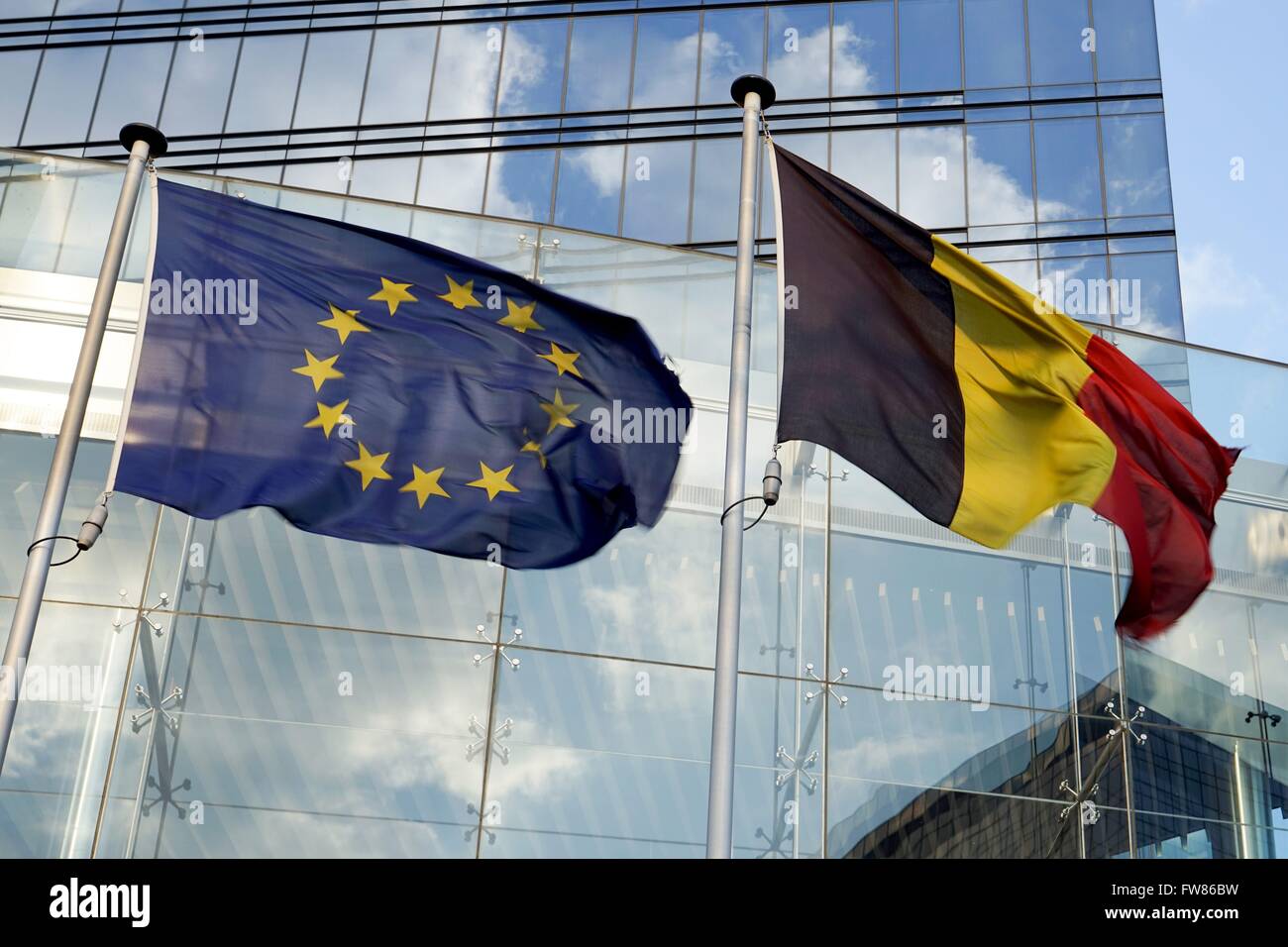 Belgio: europeo e bandiera belga di fronte all edificio dell'UE a Bruxelles. Foto da 16. Maggio 2015. Foto Stock