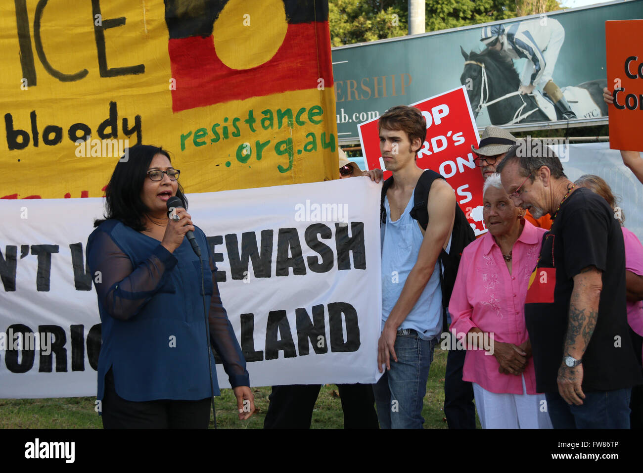 Sydney, Australia. 1 aprile 2016. I dimostranti si sono riuniti presso l'angolo di Doncaster Avenue e Alison Road, Randwick per chiamare per un arresto immediato ordine di lavoro per fermare la distruzione di manufatti aborigeni mediante lo sviluppo della ferrovia leggera a Randwick. I manifestanti contro la distruzione degli alberi mediante la ferrovia leggera sviluppo uniti a loro. Nella foto: Mehreen Faruqi, Verdi MP nel Nuovo Galles del Sud del consiglio legislativo. Credito: RIchard Milnes/Alamy Live News Credito: Richard Milnes/Alamy Live News Foto Stock