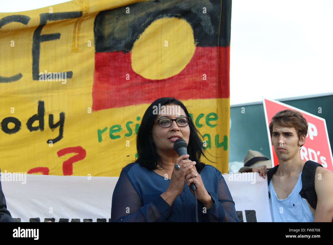 Sydney, Australia. 1 aprile 2016. I dimostranti si sono riuniti presso l'angolo di Doncaster Avenue e Alison Road, Randwick per chiamare per un arresto immediato ordine di lavoro per fermare la distruzione di manufatti aborigeni mediante lo sviluppo della ferrovia leggera a Randwick. I manifestanti contro la distruzione degli alberi mediante la ferrovia leggera sviluppo uniti a loro. Nella foto: Mehreen Faruqi, Verdi MP nel Nuovo Galles del Sud del consiglio legislativo. Credito: RIchard Milnes/Alamy Live News Credito: Richard Milnes/Alamy Live News Foto Stock