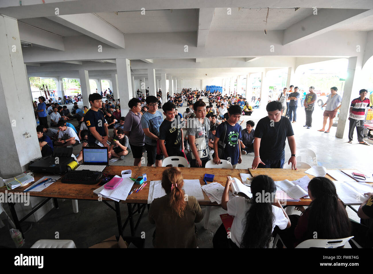 Bangkok, Tailandia. 1 apr, 2016. Gli uomini Thai line up per la salute fisica verificare durante la coscrizione militare a Bangkok, Thailandia, 1 aprile 2016. Tutti i Tailandesi gli uomini di età superiore ai 20 anni sono tenuti a presentare una relazione per la coscrizione. Credito: Rachen Sageamsak/Xinhua/Alamy Live News Foto Stock