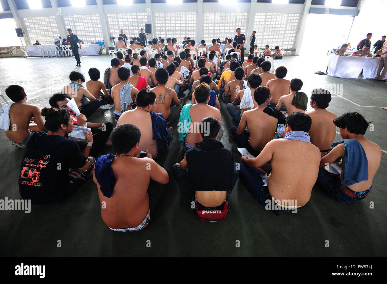 Bangkok, Tailandia. 1 apr, 2016. Gli uomini Thai attendere per la salute fisica verificare durante la coscrizione militare a Bangkok, Thailandia, 1 aprile 2016. Tutti i Tailandesi gli uomini di età superiore ai 20 anni sono tenuti a presentare una relazione per la coscrizione. Credito: Rachen Sageamsak/Xinhua/Alamy Live News Foto Stock