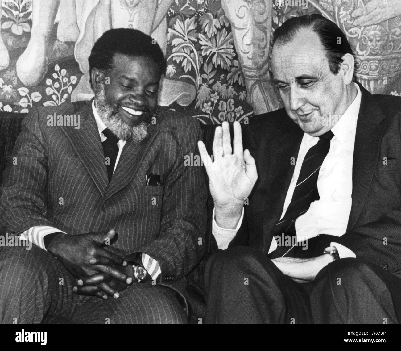 Il Ministro degli esteri tedesco Hans-Dietrich GENSCHER (R) e Sam Nujoma (L), presidente del Sud Africa occidentale del popolo (Organizzazione SWAPO), a Bonn, Germania, 23 ottobre 1980. Genscher e Nujoma ha parlato del futuro della Namibia, un ex colonia tedesca. Foto Stock