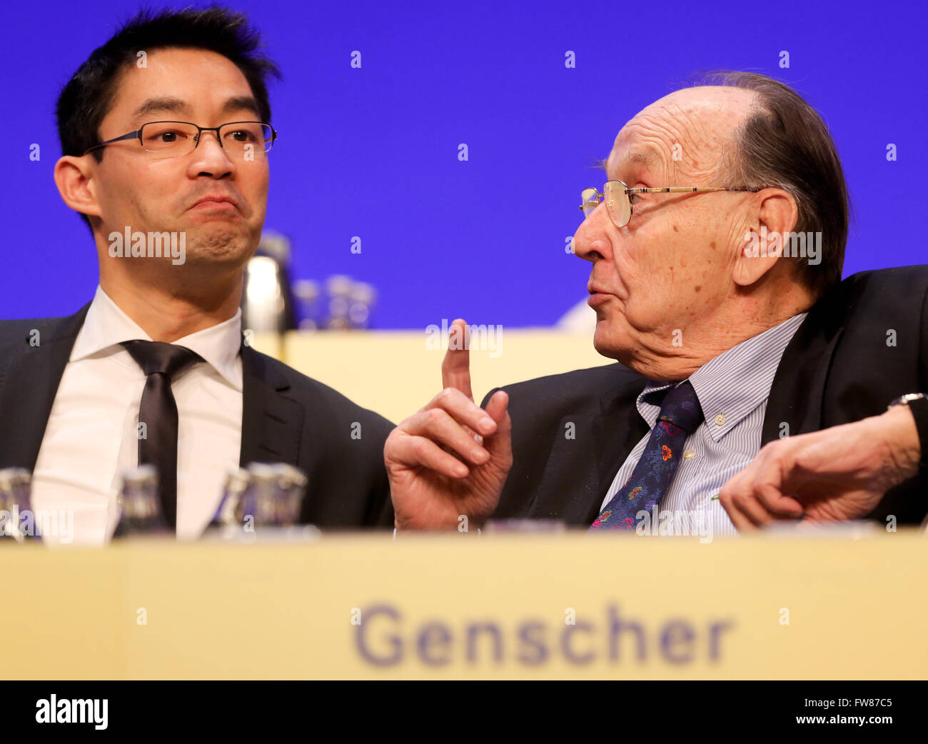 Philipp Roesler, Presidente della FDP, parla di ex ministro tedesco degli affari esteri Hans-Dietrich GENSCHER all'FDP Partito federale conferenza a Berlino il 09 marzo 2012. Foto Stock