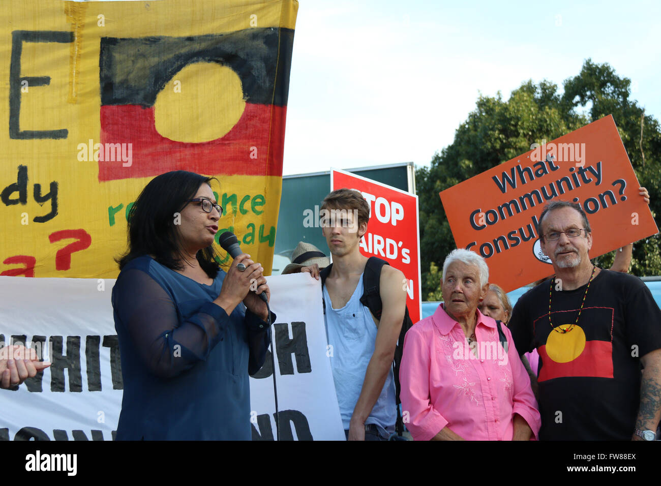 Sydney, Australia. 1 aprile 2016. I dimostranti si sono riuniti presso l'angolo di Doncaster Avenue e Alison Road, Randwick per chiamare per un arresto immediato ordine di lavoro per fermare la distruzione di manufatti aborigeni mediante lo sviluppo della ferrovia leggera a Randwick. I manifestanti contro la distruzione degli alberi mediante la ferrovia leggera sviluppo uniti a loro. Nella foto: Mehreen Faruqi, Verdi MP nel Nuovo Galles del Sud del consiglio legislativo. Credito: Richard Milnes/Alamy Live News Foto Stock