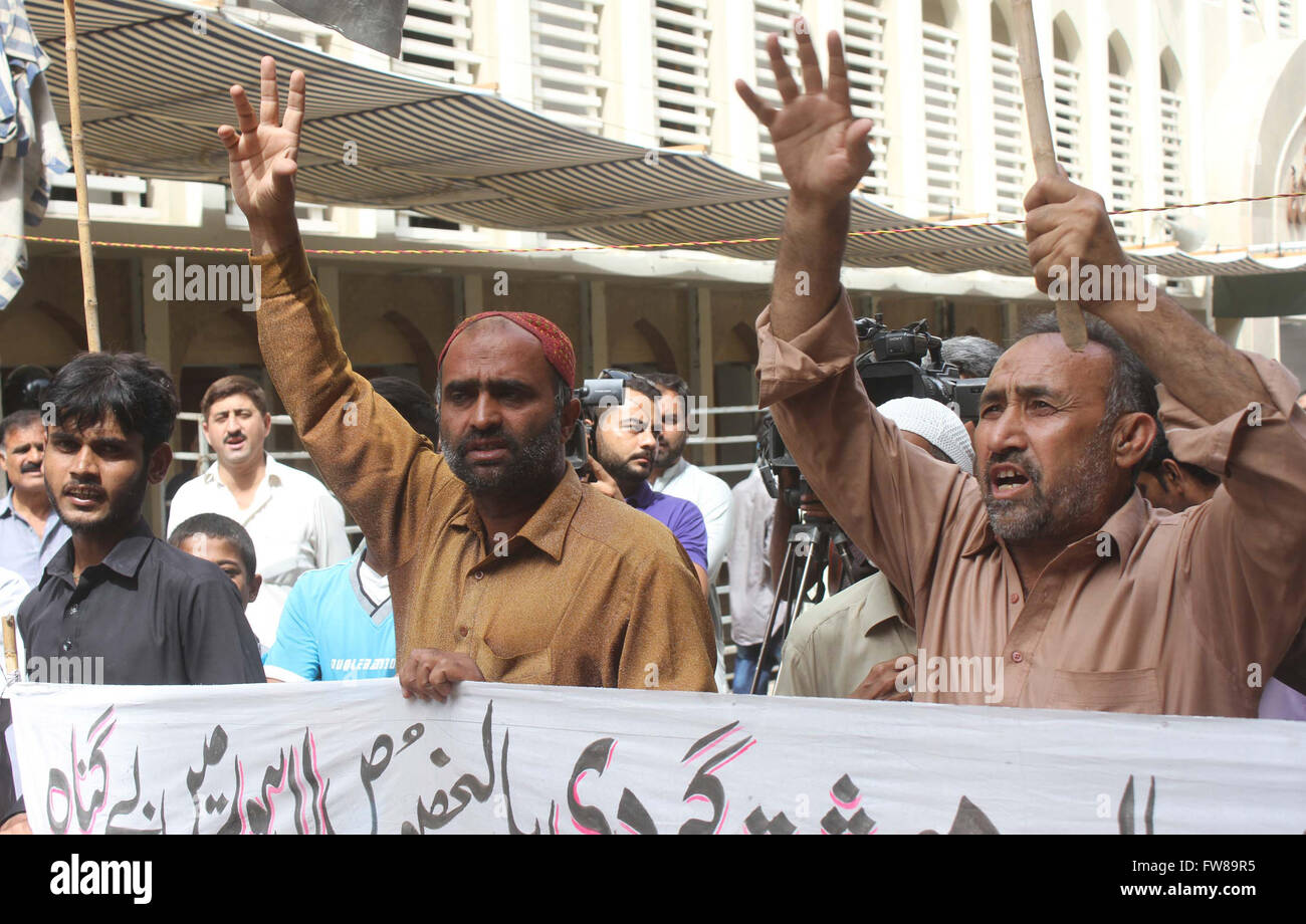 Gli attivisti di Shia Ulema Consiglio stanno protestando contro il terrorismo durante la manifestazione svoltasi a Shia Isna moschea Ashari situato in Kharadar a Karachi il Venerdì, Aprile 01, 2016. Foto Stock