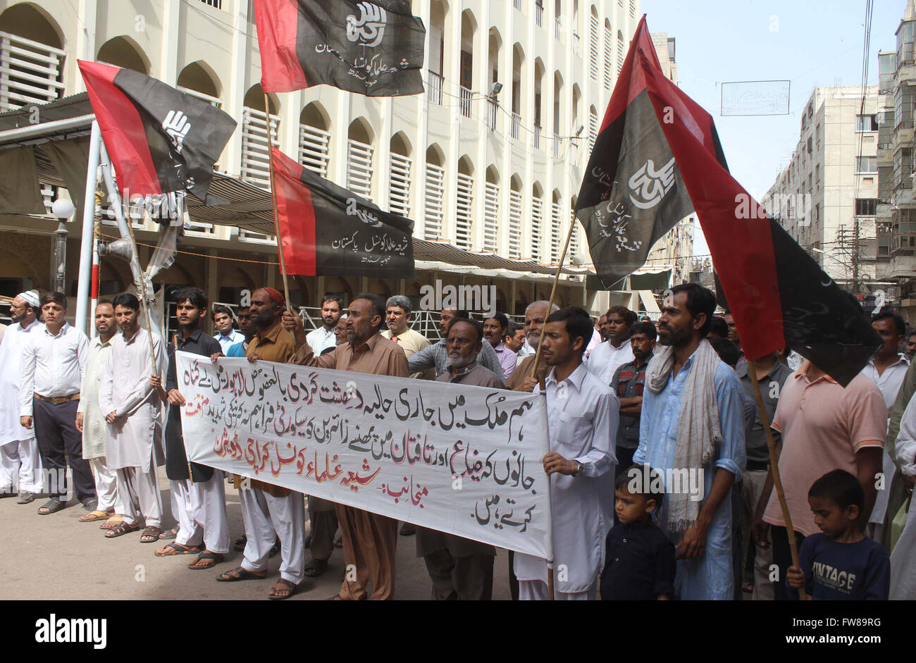 Gli attivisti di Shia Ulema Consiglio stanno protestando contro il terrorismo durante la manifestazione svoltasi a Shia Isna moschea Ashari situato in Kharadar a Karachi il Venerdì, Aprile 01, 2016. Foto Stock