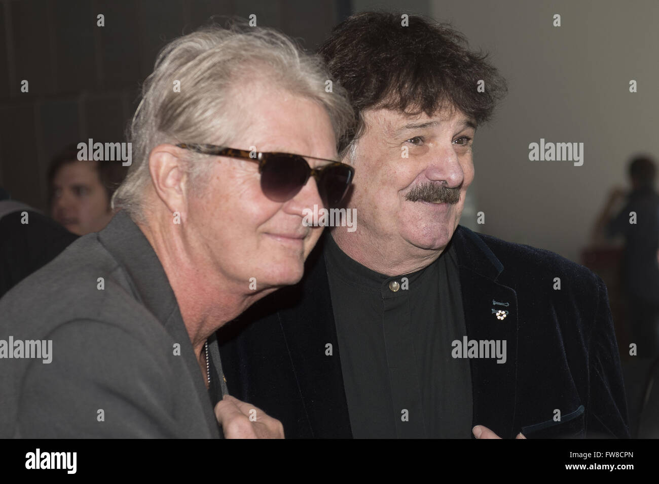 Calgary, Alberta, Canada. 1 apr, 2016. BURTON CUMMINGS & Tom Cochrane incontro presso il Juno Award di ricevimento di benvenuto presso il National Music Centre di Calgary. Credito: Baden Roth/ZUMA filo/Alamy Live News Foto Stock