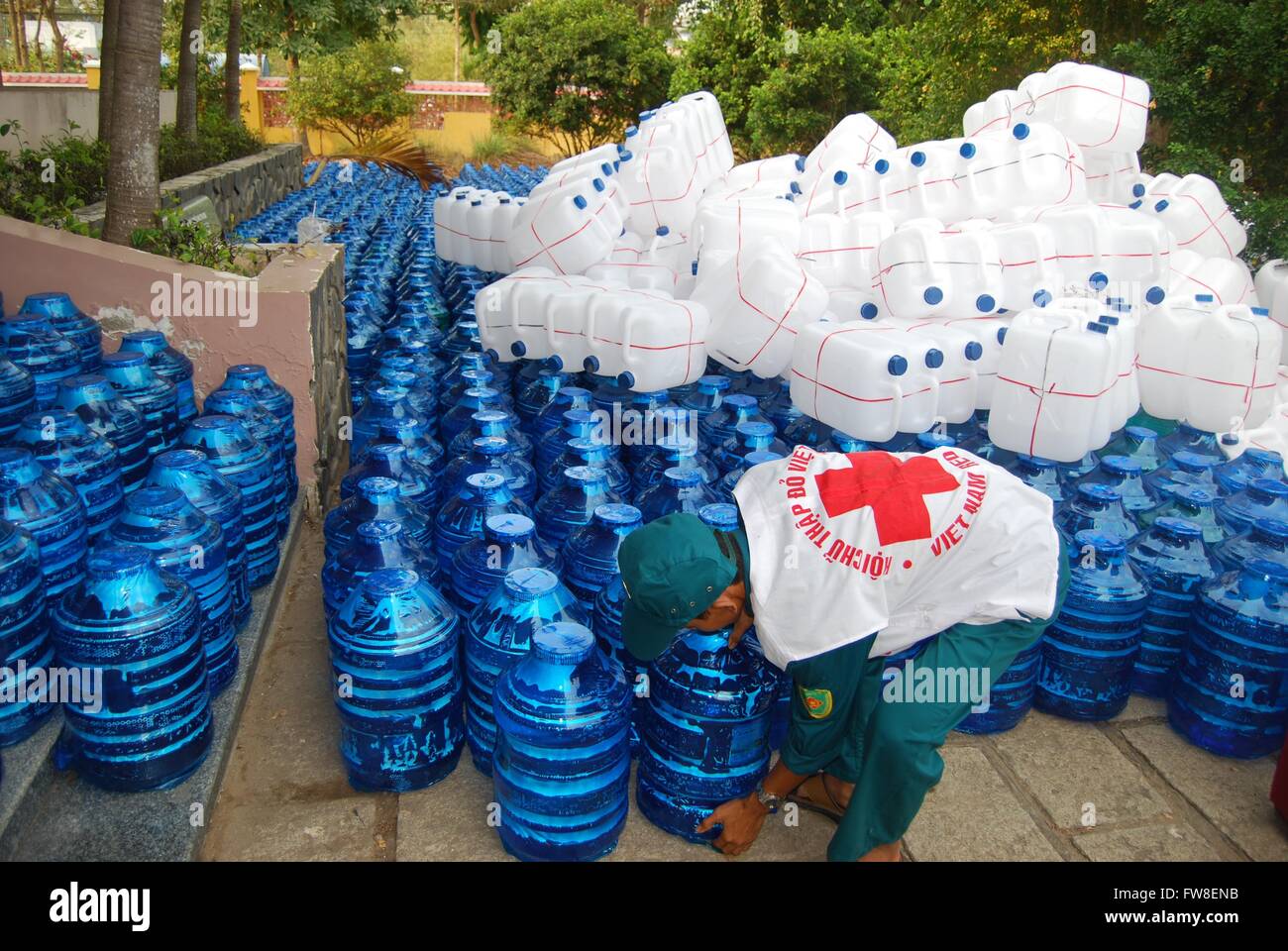 La città di Ho Chi Minh, Vietnam. 29 Mar, 2016. Un membro del Vietnam la Croce Rossa distribuisce acqua potabile per la popolazione locale in ben tre province, Vietnam, 29 marzo 2016. A causa della forte influenza di El Nino fenomeno, il Delta del Mekong nel sud del Vietnam ha incontrato una volta in un secolo siccità sin dalla fine del 2015 ha gravemente colpito la popolazione locale la vita. Delta del Mekong, Vietnam più grande e più fertile pianura, ha un'area di oltre 40.000 chilometri quadrati e copre 13 province e città. © VNA/Xinhua/Alamy Live News Foto Stock