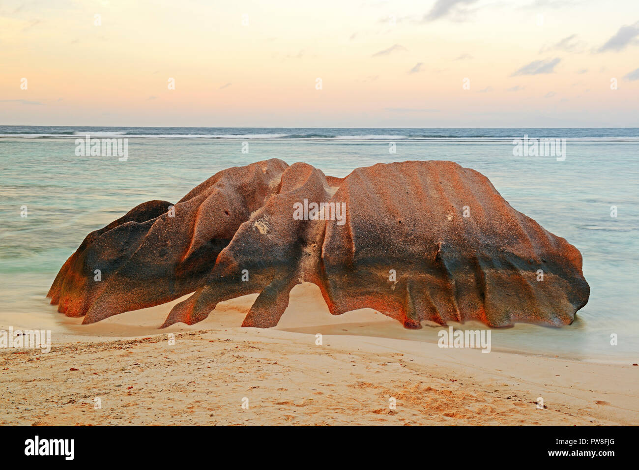 Strand und Granitfelsen am Traumstrand fonte d'Argent, Insel La Digue, Seychellen Foto Stock
