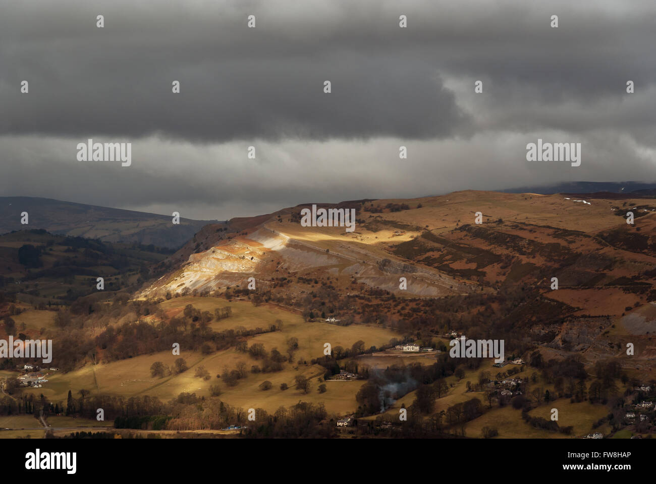 Vale of Llangollen guardando verso il Eglwyseg valle a nord est di Llangollen in Denbighshire, Galles. Foto Stock