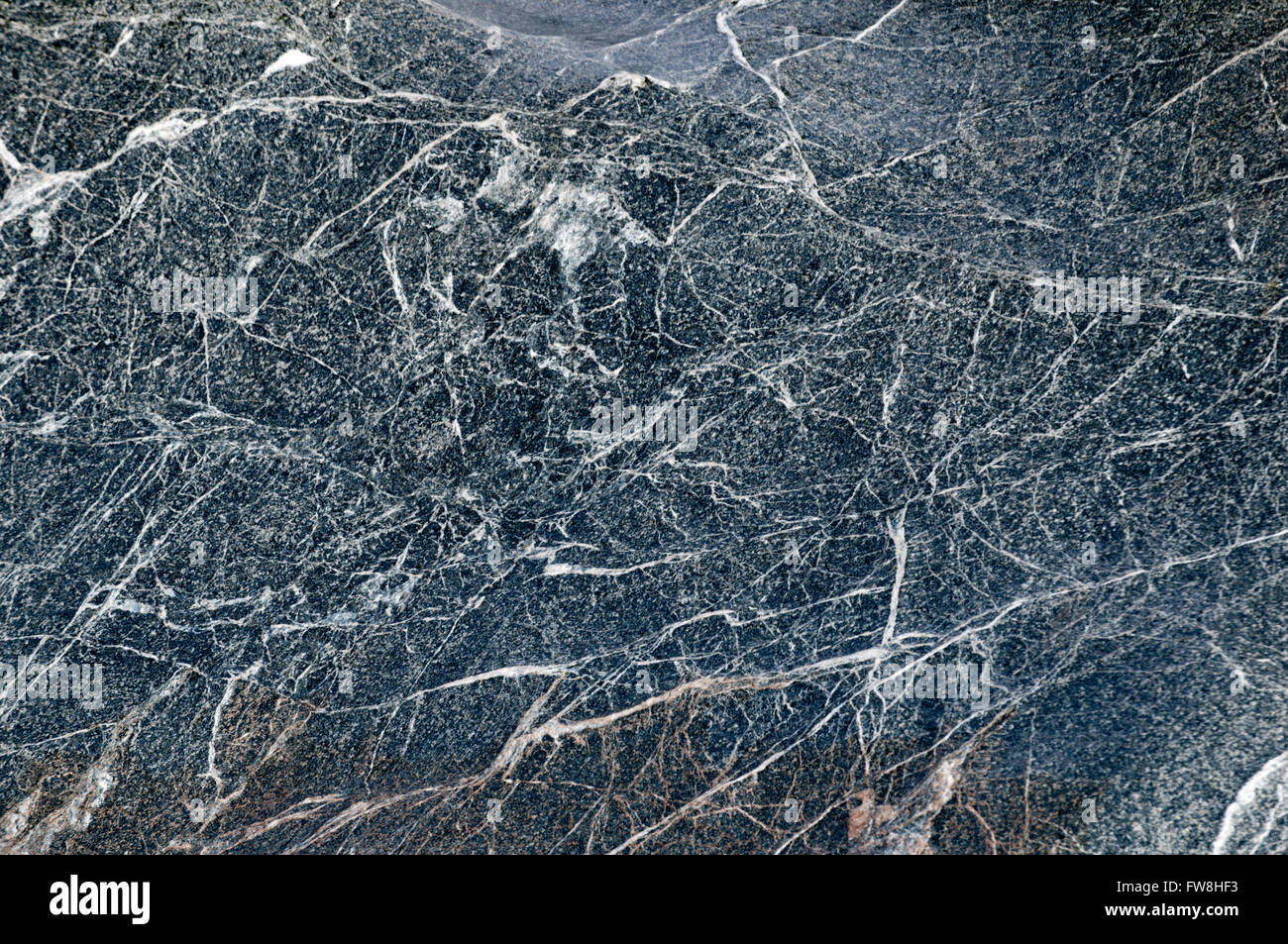 In prossimità della superficie di pietra bianca con linee che corrono attraverso Foto Stock
