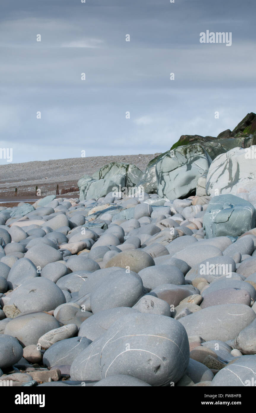 I ciottoli in spiaggia in primo piano di una scena costiere Foto Stock