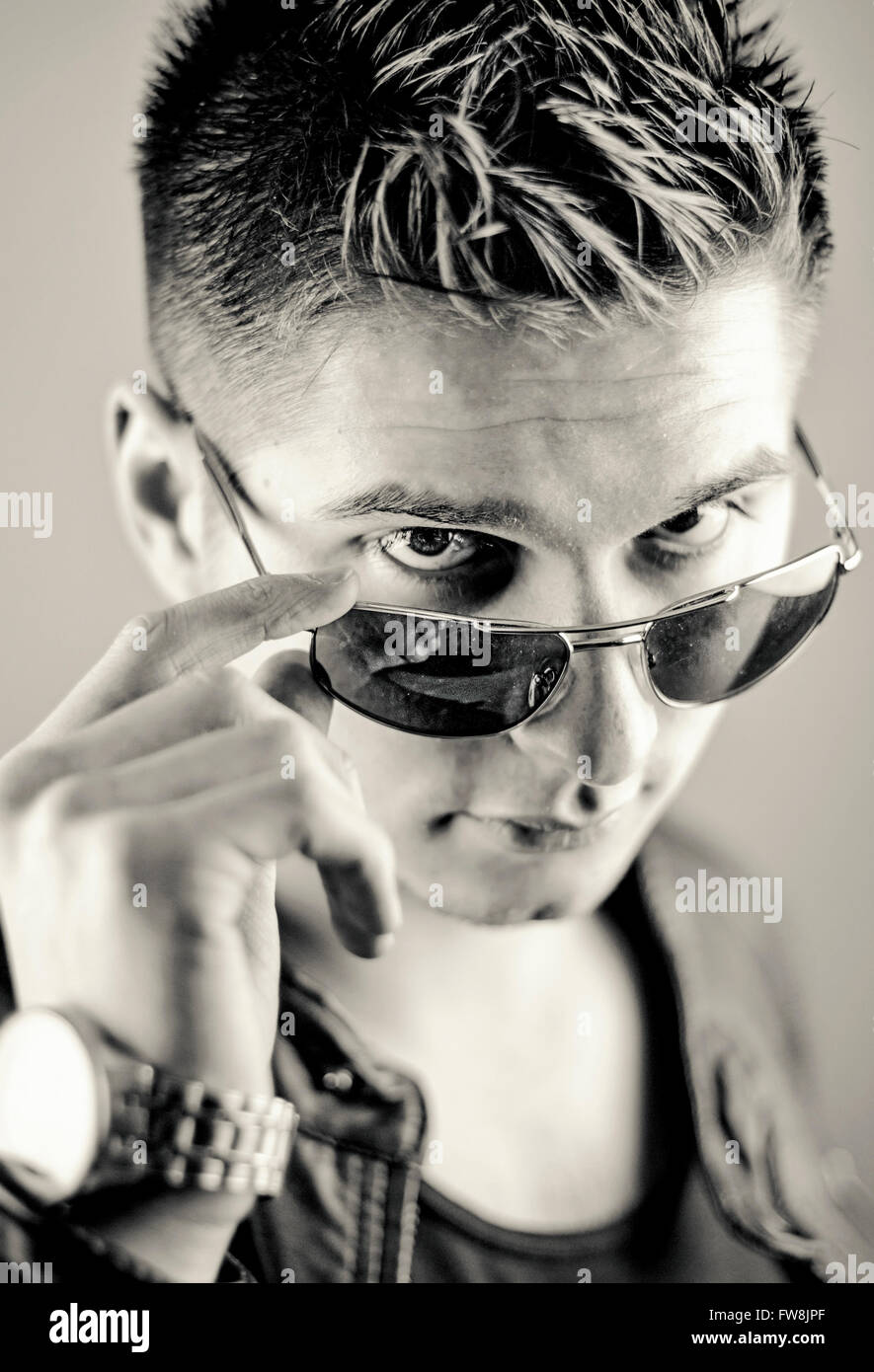 Ritratto di giovane uomo bello con occhiali da sole Foto Stock