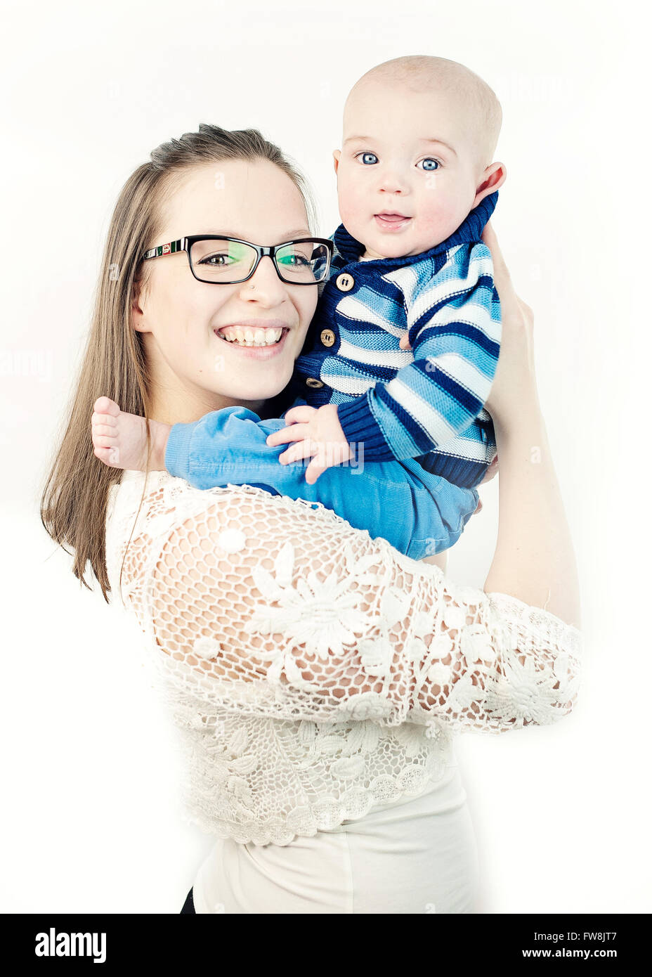 Bella giovane donna con un bambino in braccio Foto Stock