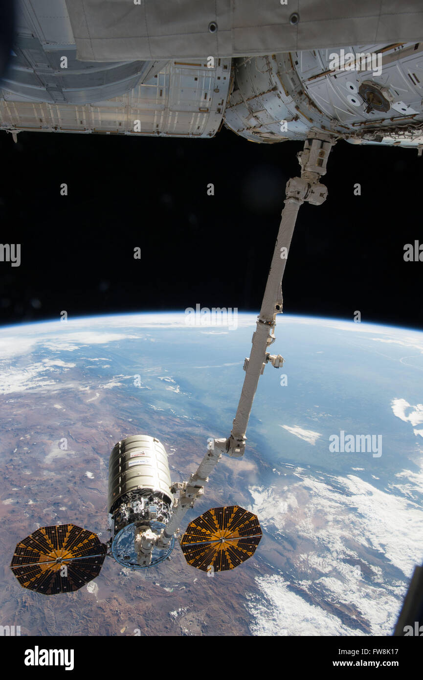L'orbitale ATK Cygnus commerciale cargo nave di alimentazione è pronto per essere rilasciato dal Canadarm braccio robotico presso la Stazione Spaziale Internazionale Febbraio 19, 2016 in orbita intorno alla terra. Foto Stock