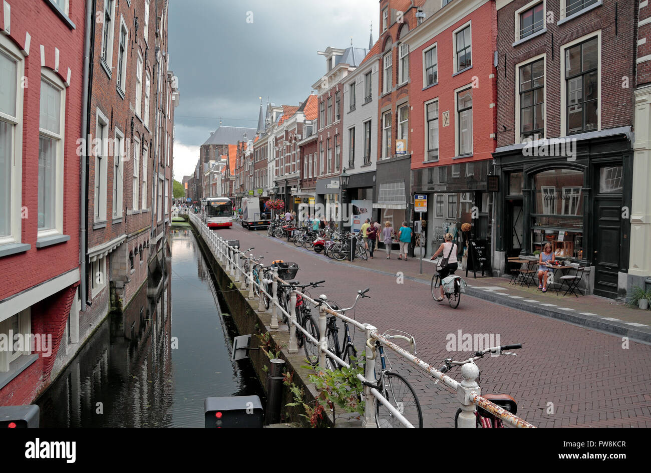 Un bus locale costeggiando un piccolo canale di Delft, South Holland, Paesi Bassi. Foto Stock