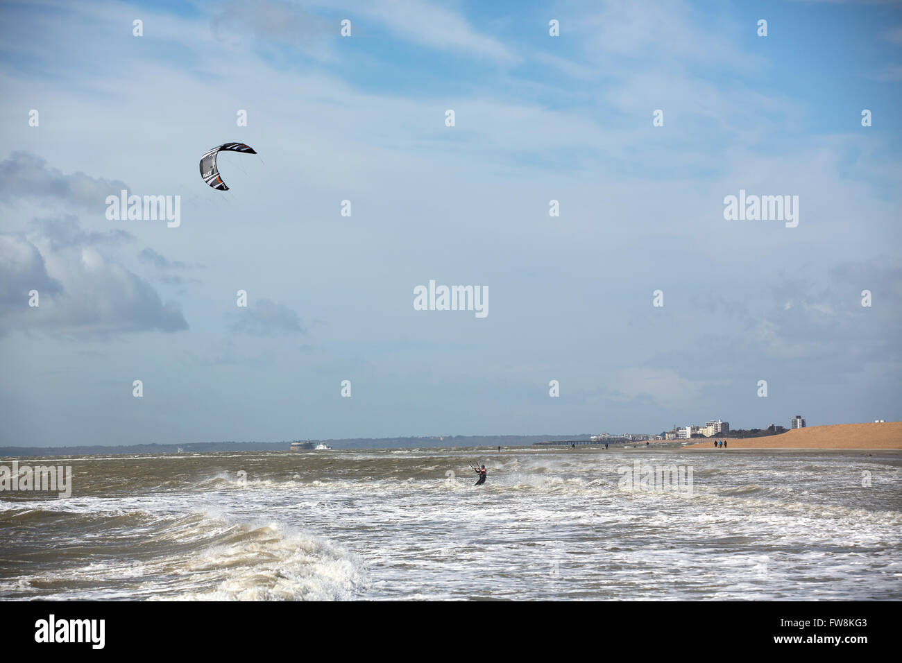 Il kitesurfing della costa Sud a Hayling Island. I forti venti e mare mosso un grande giorno per partecipare a questo sport estremo. Foto Stock