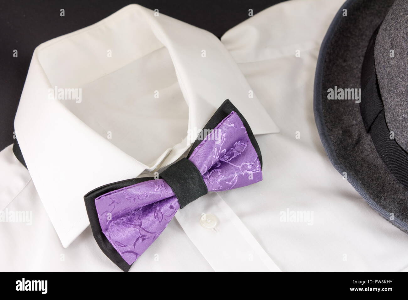 Viola il filtro bow tie, cappello nero e una camicia bianca Foto Stock