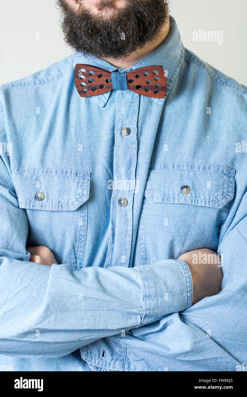 Uomo Barbuto con un di legno bow tie close up Foto Stock