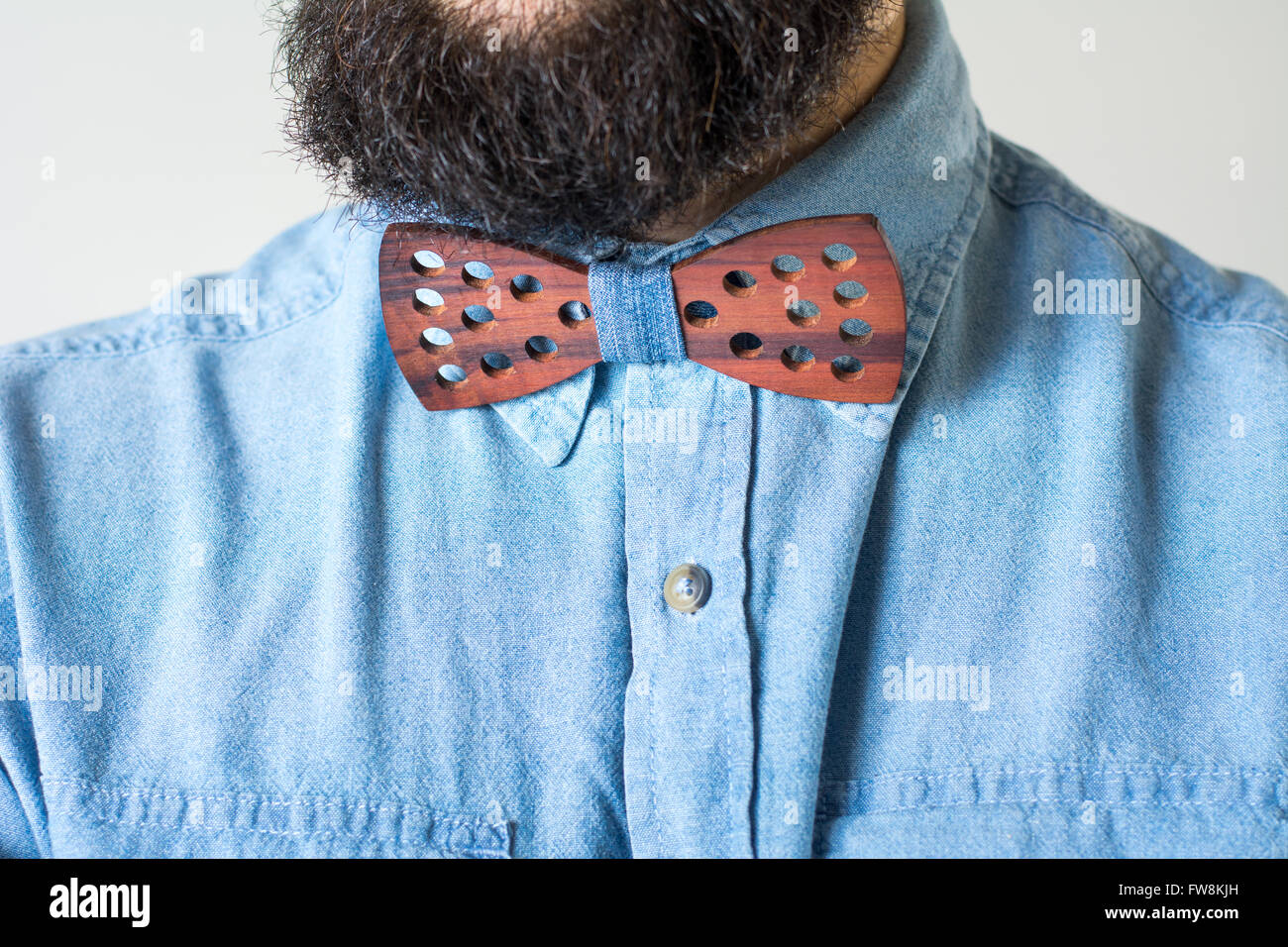 Uomo Barbuto con un di legno bow tie close up Foto Stock