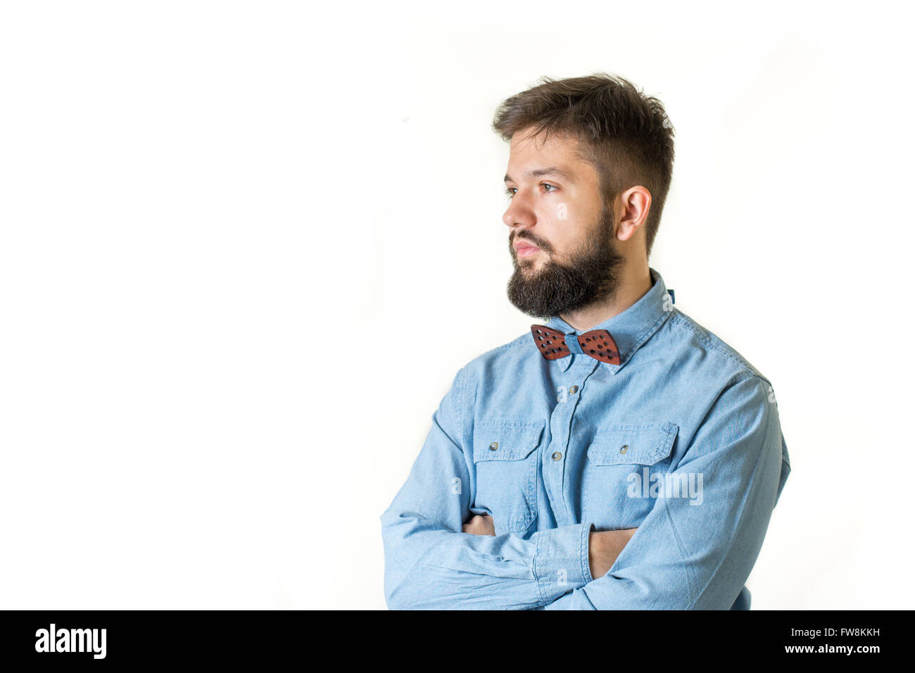 Uomo Barbuto con un di legno bow tie close up isolato Foto Stock