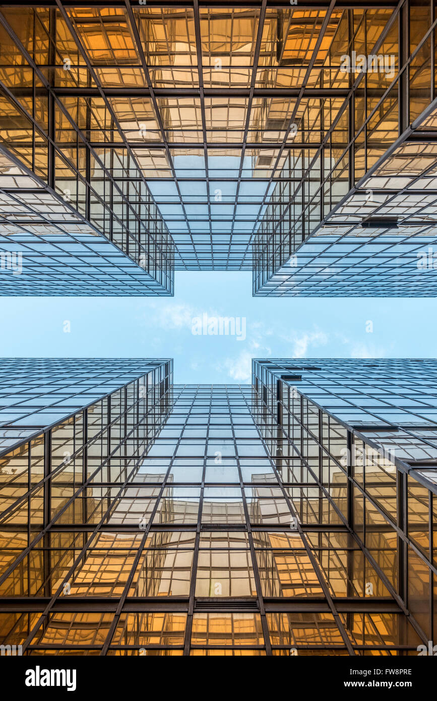 Golden edificio per uffici a Hong Kong, cercando tra Foto Stock