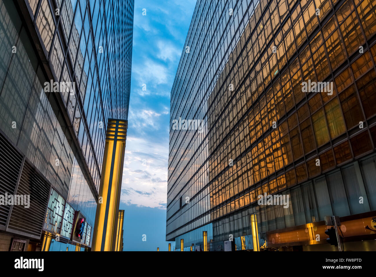 Golden edificio per uffici a Hong Kong, cercando tra Foto Stock