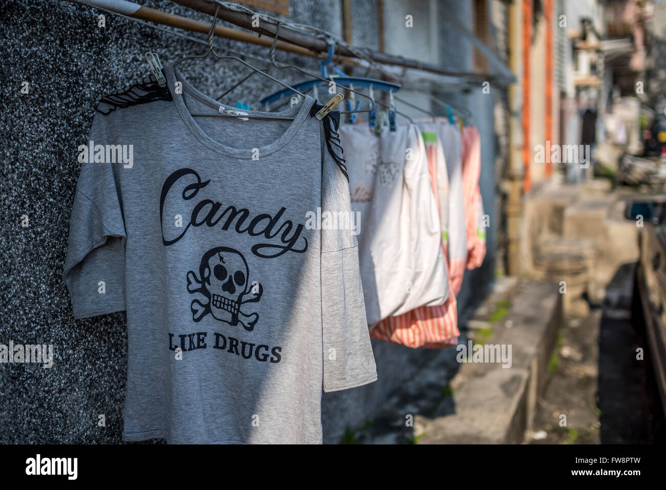 Vestiti appesi per asciugare in un villaggio di Hong Kong Foto Stock