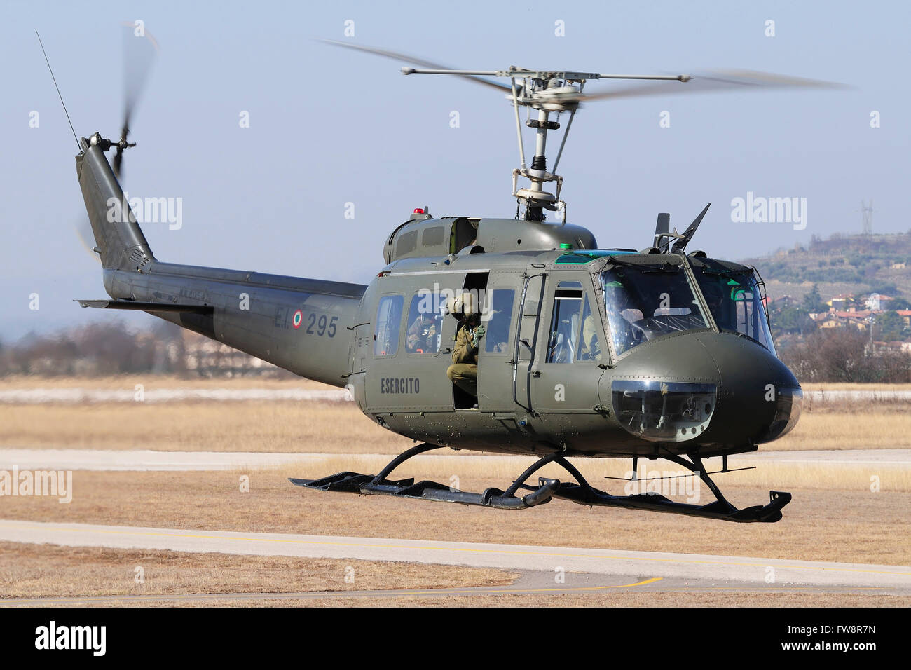 Un esercito italiano AB-205 elicottero decollare per una missione di addestramento oltre l'Italia. Foto Stock