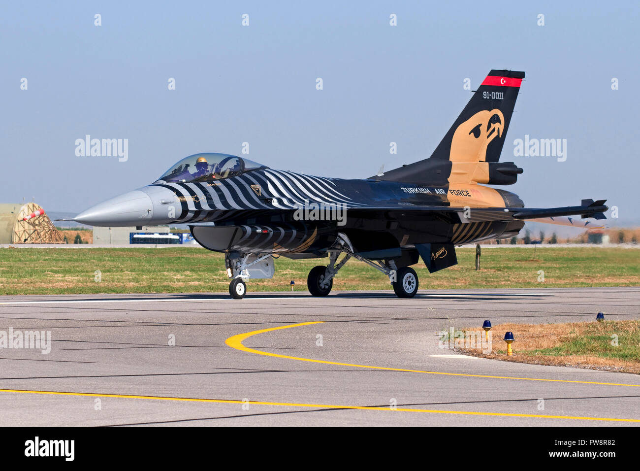 Un assolo di Turk F-16 dell'aviazione turca di eseguire a Izmir Air Show, Turchia, durante il centesimo anniversario della Turkish Aria Foto Stock