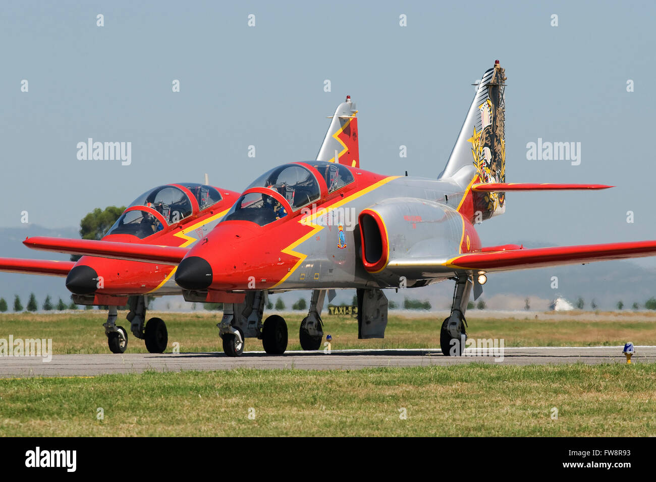 Coppia di Spanish Air Force C-101 della PATRULLA AGUILA acrobazia team, in rullaggio a Izmir stazione aria, Turchia, durante il centesimo di un Foto Stock