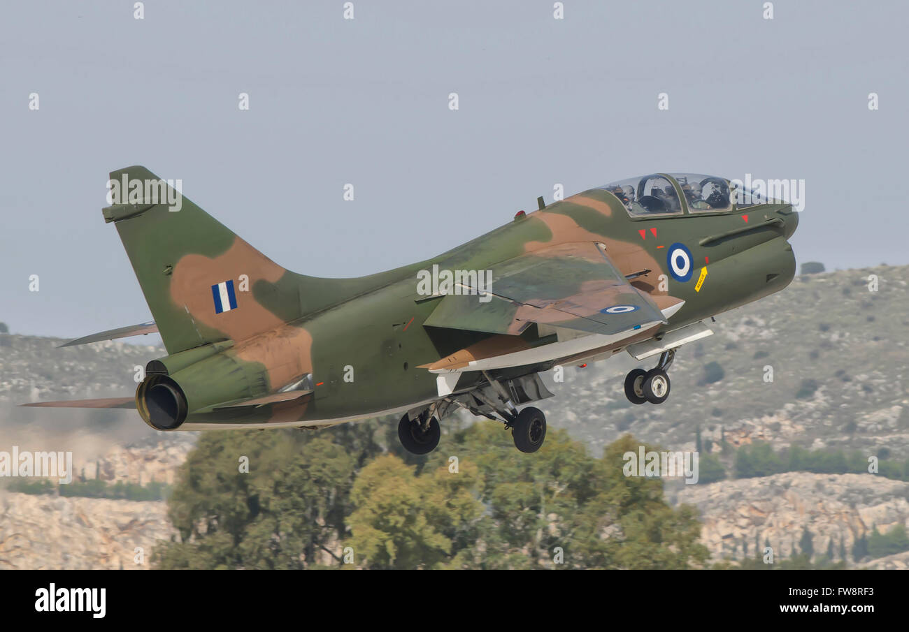 Hellenic Air Force TA-7 Corsair II decolla da Araxos Air Base, Grecia. Foto Stock