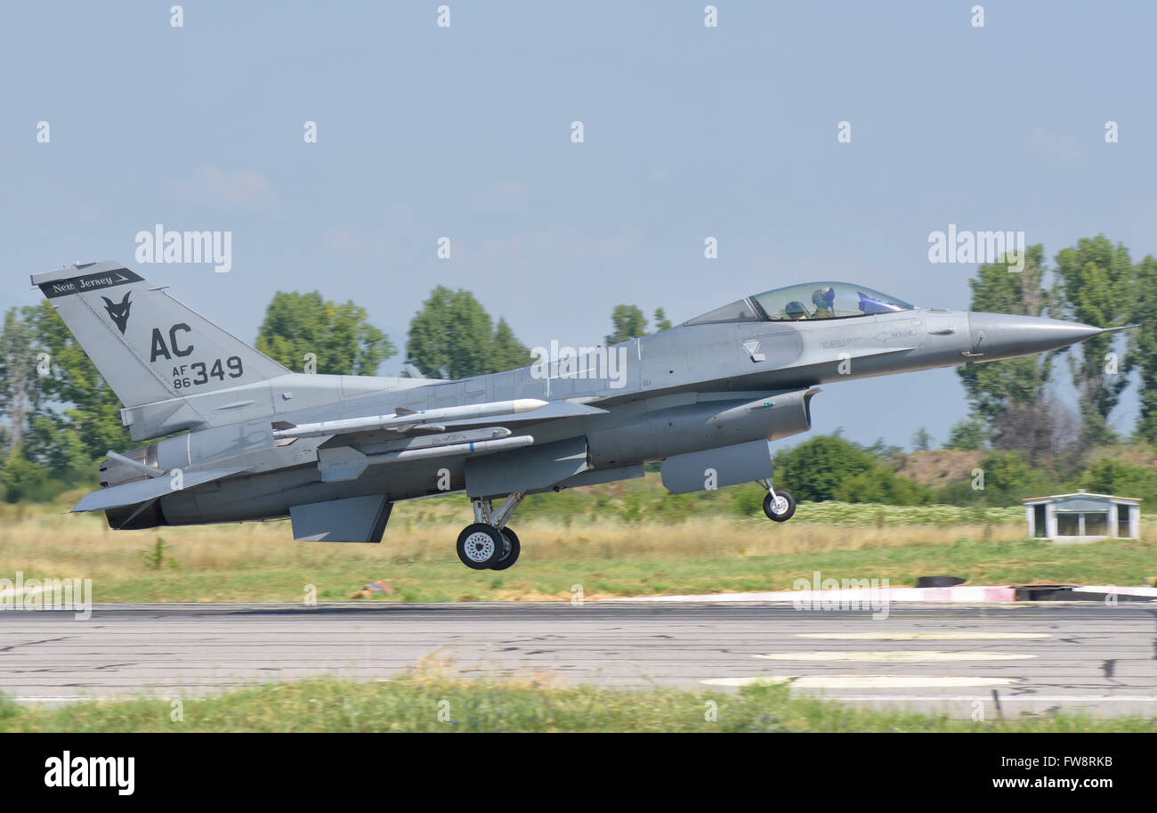 Un U.S. Air Force F-16 durante l'esercizio Thracian Star 2015 in Bulgaria. Foto Stock