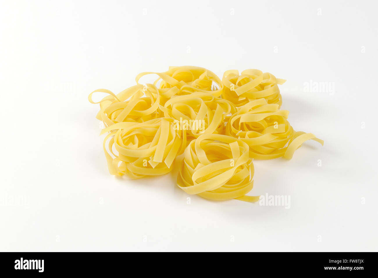 Essiccato nastri di pasta avvolte in nidi Foto Stock