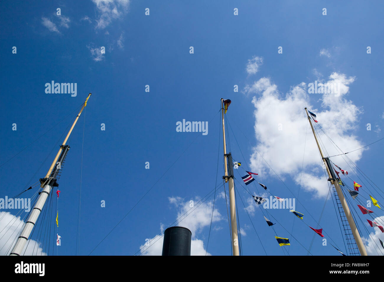 Tre dei sei alberi appartenenti alla famosa nave a vapore la SS Gran Bretagna. Ora ormeggiata in banchina originale che è stato costruito in, Britol, NEL REGNO UNITO la nave è un'attrazione turistica. Costruito qui dal famoso ingegnere civile Isambard Kingdom Brunel fu il primo ferro-mondati, elica nave per attraversare l'Oceano Atlantico. Foto Stock