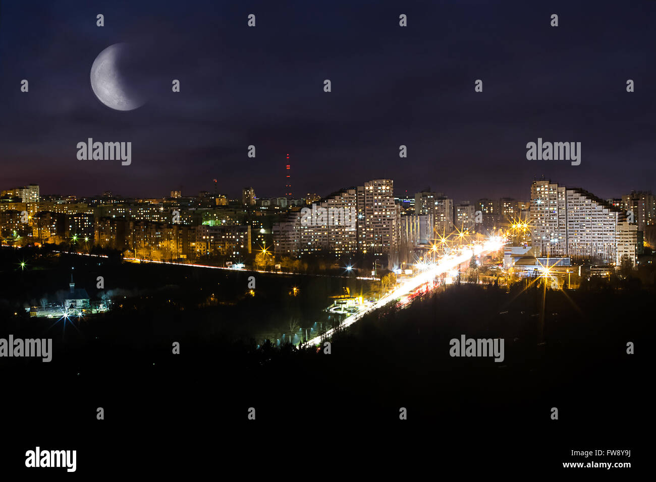 La città di notte Chisinau, botanica, le porte della città, le luci della città di notte, la luna e le tracce delle luci auto Foto Stock