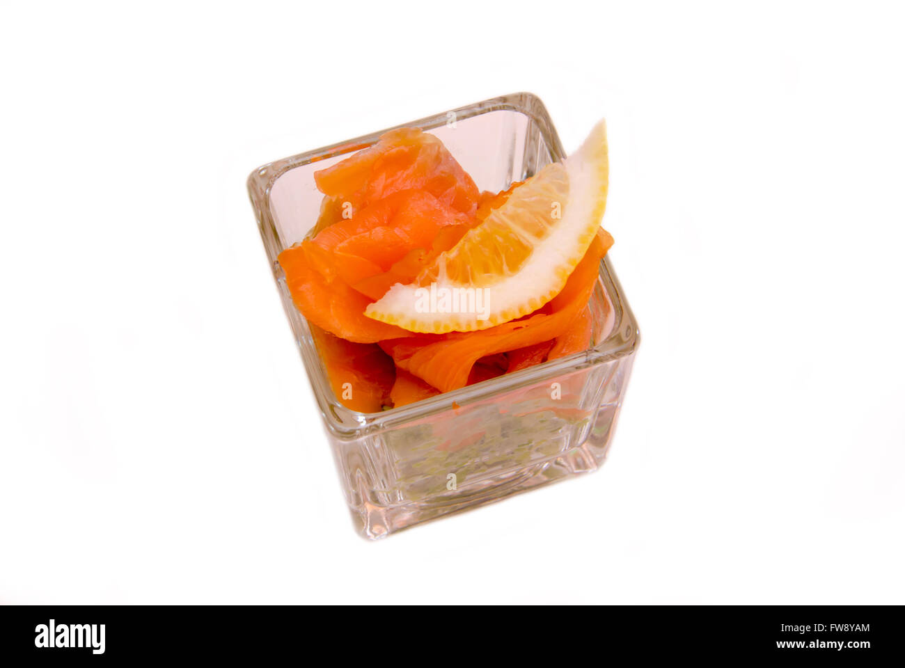 Avocado e salmone affumicato su vetro quadrato su uno sfondo bianco visto da sopra Foto Stock