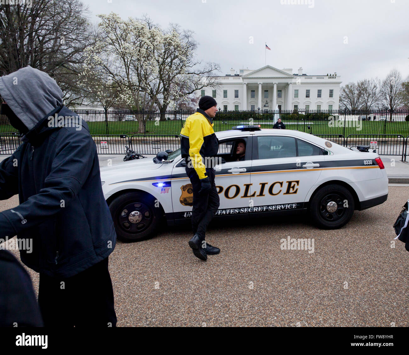 Il servizio segreto in uniforme degli ufficiali di polizia a casa bianca motivi - Washington DC, Stati Uniti d'America Foto Stock