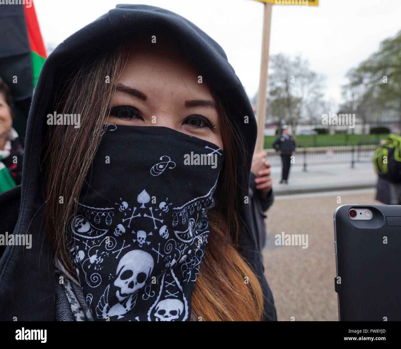 Donna che indossa una bandana maschera - USA Foto Stock