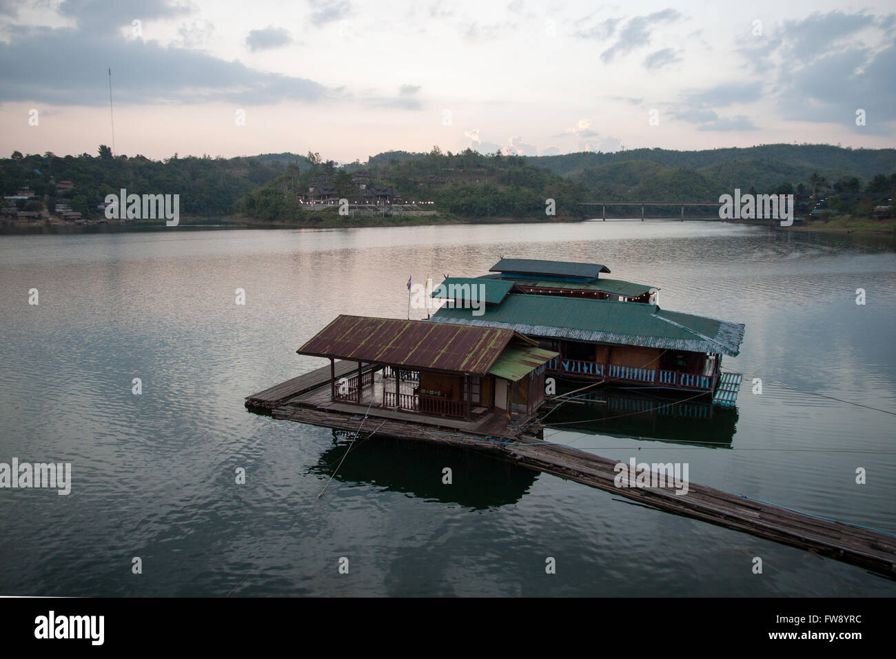 Casa galleggiante e la casa galleggiante sul fiume in Thailandia Foto Stock