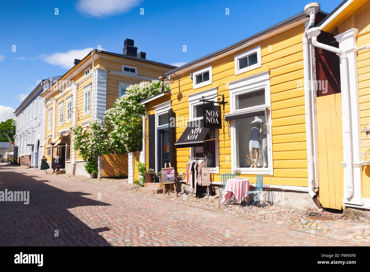 Porvoo, Finlandia - 12 Giugno 2015: Street View di storica città finlandese di Porvoo con piccoli negozi nei tradizionali vecchie case in legno Foto Stock