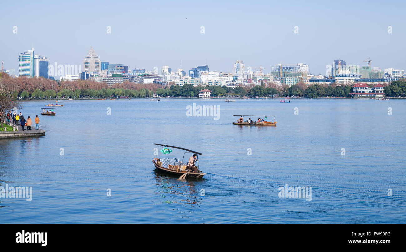 Hangzhou, Cina - 5 Dicembre 2014: Cinese tradizionale di ricreazione in legno barche sul Lago Ovest. Famoso Parco Foto Stock