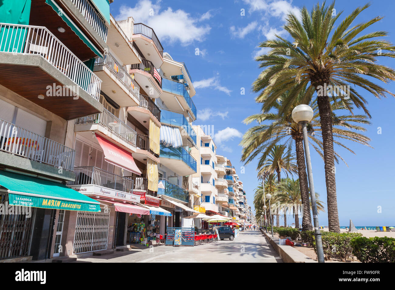 Calafell, Spagna - Agosto 13, 2014: i turisti a piedi sulla principale strada costiera di Calafell cittadina nella soleggiata giornata estiva Foto Stock