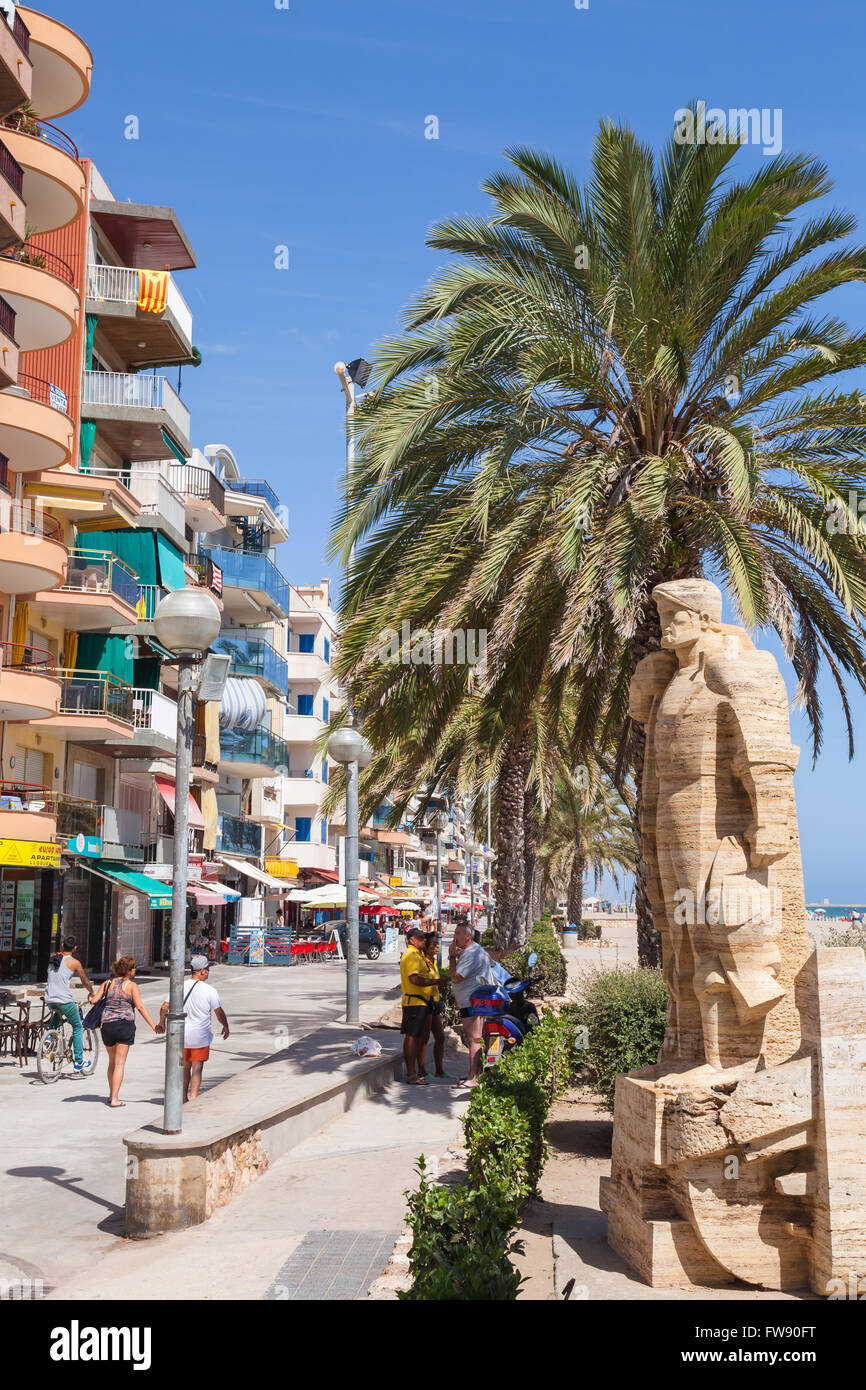 Calafell, Spagna - Agosto 13, 2014: i turisti a piedi sulla principale strada costiera di Calafell cittadina vicino al monumento di pietra al pescatore Foto Stock