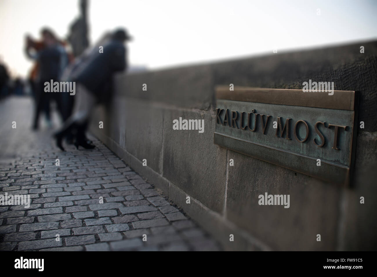 Praga Repubblica Ceca, 26.12.2014. "Karluv piu' nome scheda su un parapetto di pietra del Ponte Carlo a Praga, tilt-shift effetto Foto Stock