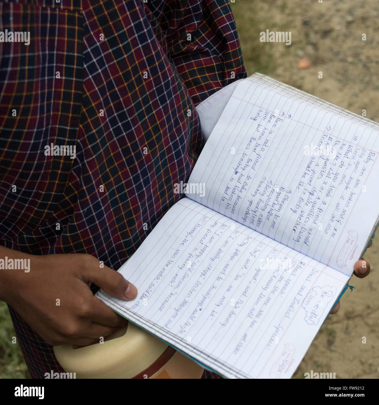 Bambino la lettura di un libro, Punakha, Bhutan Foto Stock